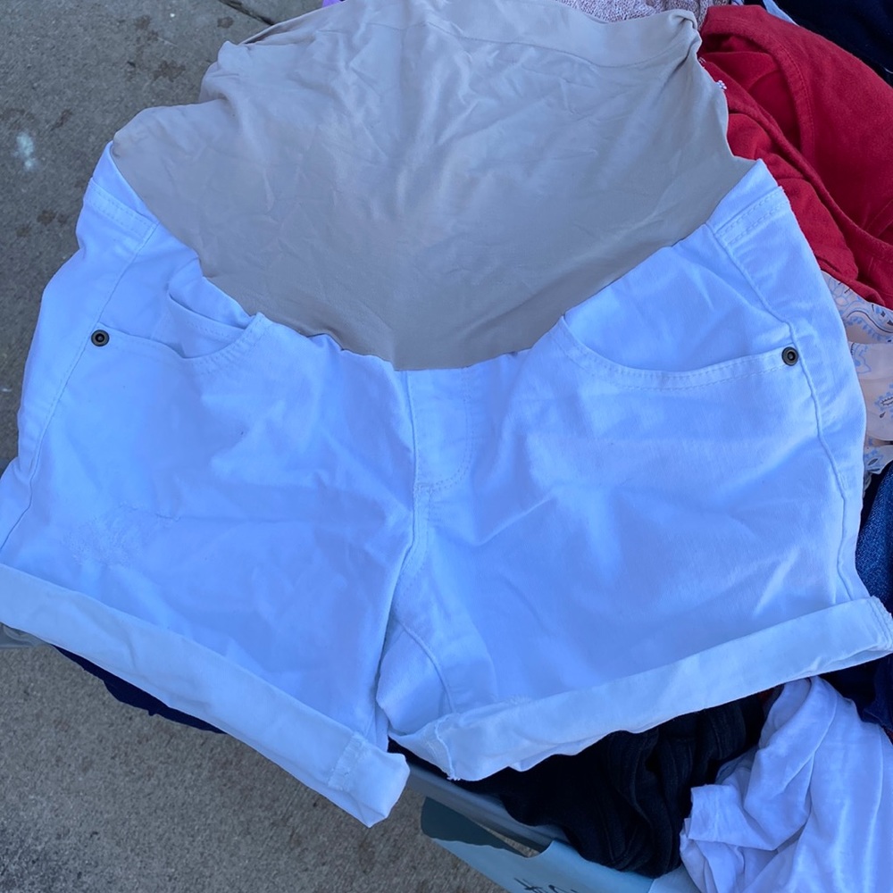 White maternity shorts with rough patch for looks rolled up bottoms!